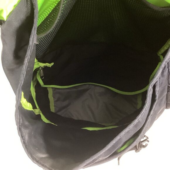 REI Co-op Flash Daypack - Black - 20 L Backpack - Top Flap Buckles -Green Lining - Picture 7 of 10